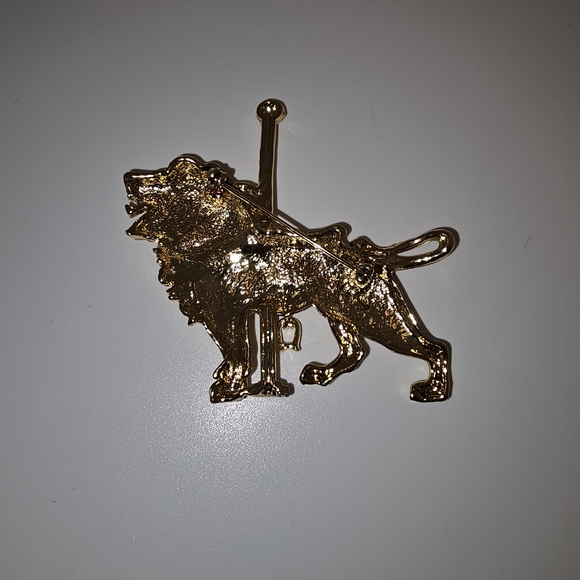 Golden Lion Carousel Broach - Picture 3 of 3